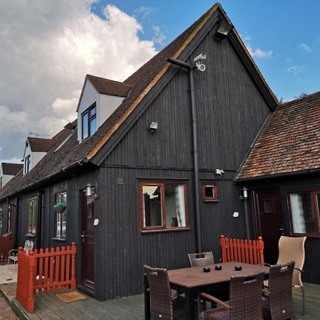 Chalet Cottages Streatley  エクステリア 写真