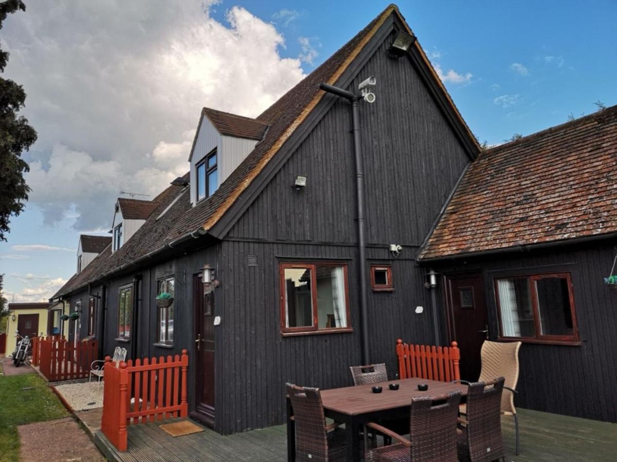 Chalet Cottages Streatley  エクステリア 写真