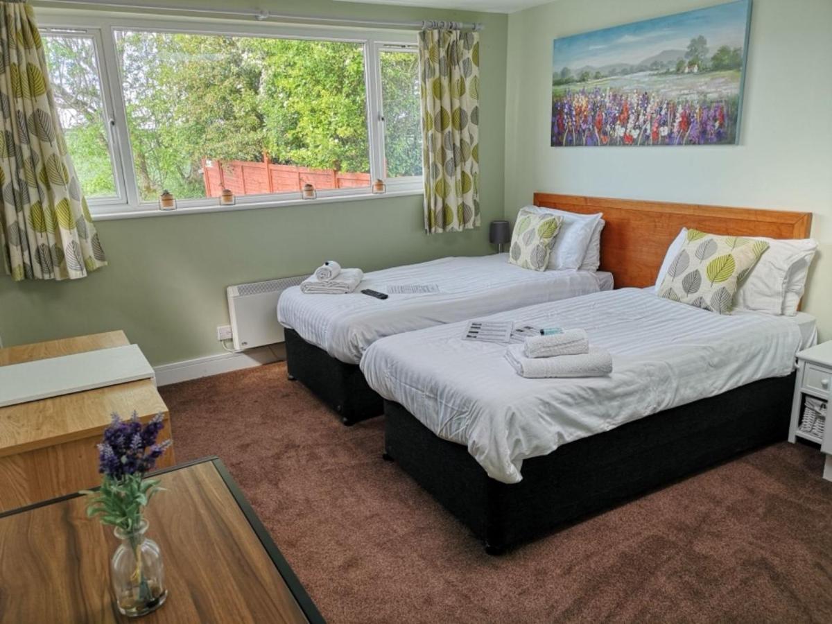 Chalet Cottages Streatley  エクステリア 写真