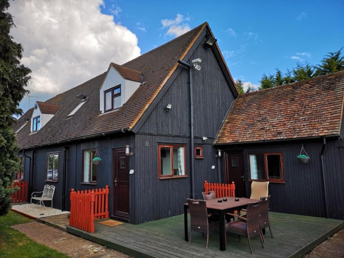 Chalet Cottages Streatley  エクステリア 写真